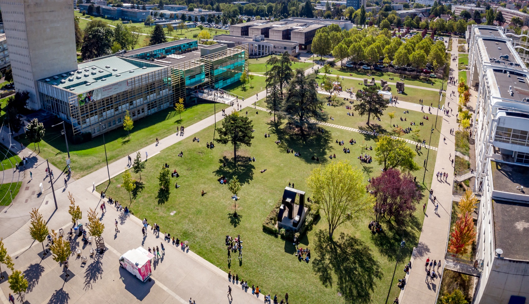 photo aérienne du campus